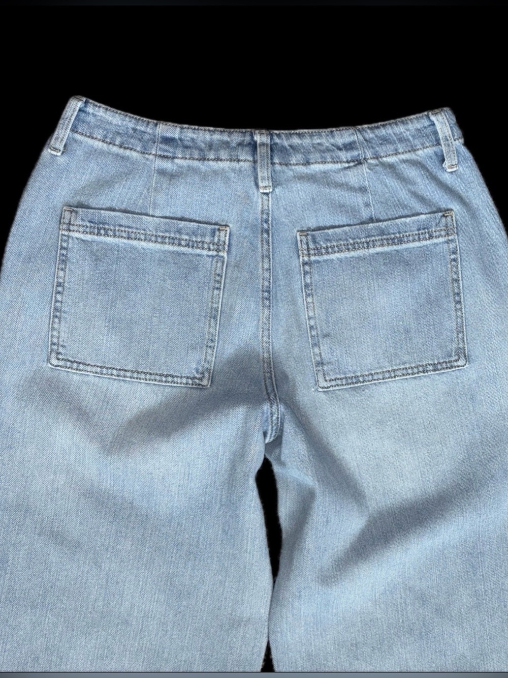 Universal Thread Women’s Light Wash Relaxed Straight Wide Leg Jeans - Size: (8) - Picture 4 of 12